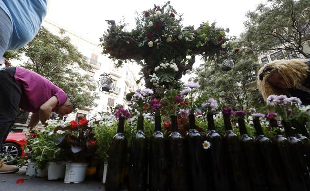 Las cruces de mayo salen a la calle en Valencia