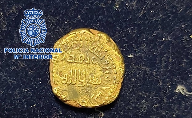 Detenido en Calp al intentar vender un dinar de oro procedente de un expolio