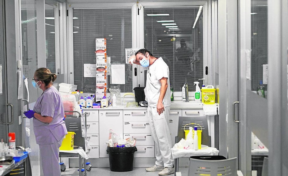 Sanidad prescinde de 4.000 médicos y enfermeros en plena vacunación masiva