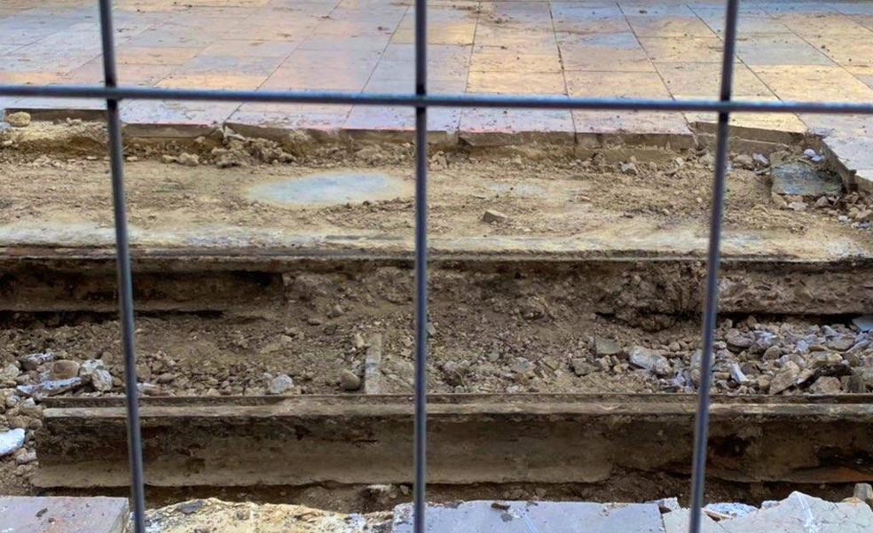 El tranvía aflora también en la plaza de la Reina de Valencia