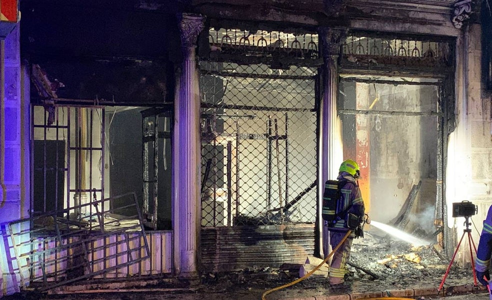 Un incendio en una finca ruinosa agrava las protestas en Velluters por el abandono