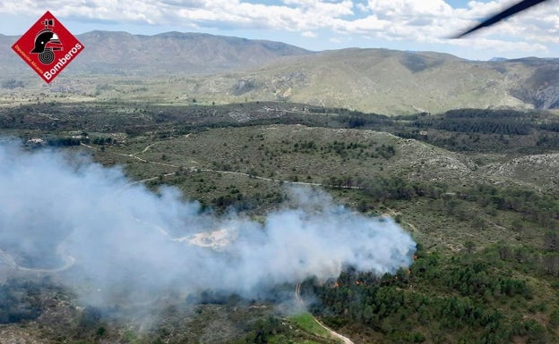 Los bomberos controlan un incendio en la Vall de Gallinera