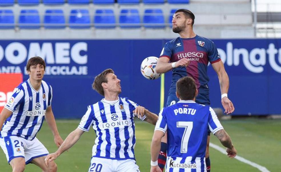 Vídeo: El Huesca se carga a la Real y sale del descenso