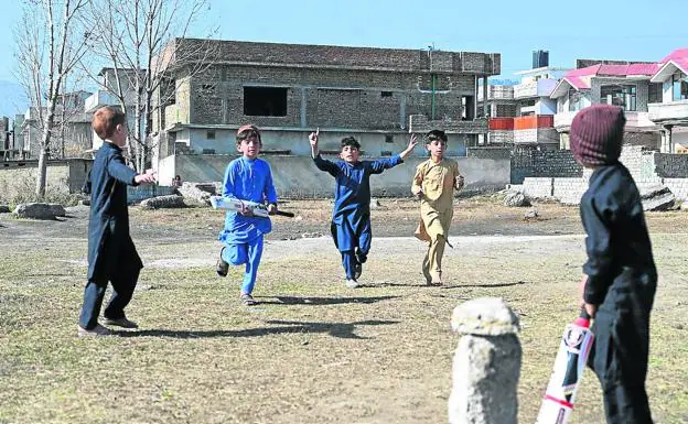 Varios niños juegan en el terreno que ocupaba el edificio donde vivían Osama Bin Laden y su familia en Abbottabad (Pakistán)./afp