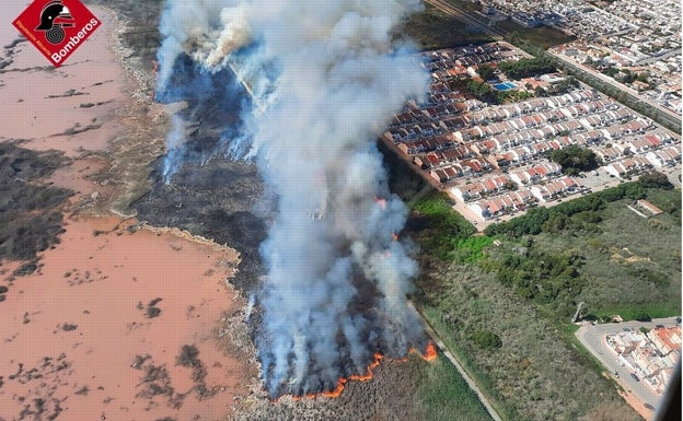 Controlado el incendio forestal que afecta al Parque Natural de las Lagunas de la Mata, en Torrevieja