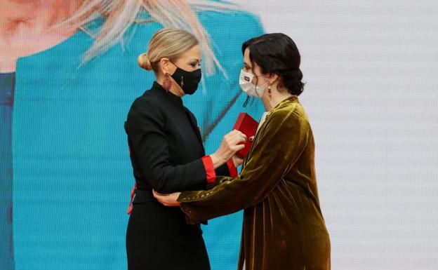 Cifuentes recibe la Medalla de Oro de la Comunidad de Madrid