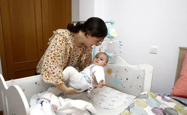 Una madre junto a su hijo./Luis Palomeque