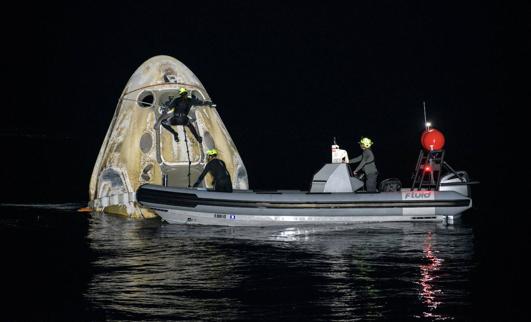 Tareas de rescate de los astronautas tras amerizar la nave de SpaceX en el Golfo de México./reuters