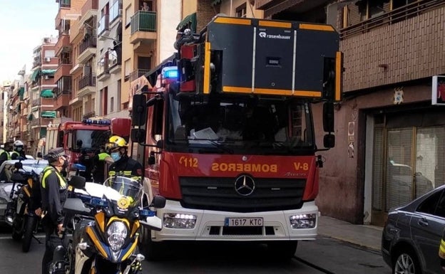 Una mujer resulta herida en el incendio de una vivienda en Alicante