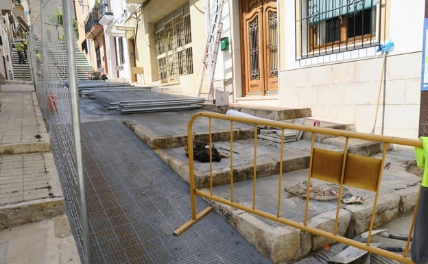 Calp inicia la instalación de una escalera mecánica en la calle Alcalde Vicente Pastor