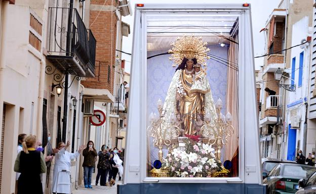 El 'Maremóvil' con la Peregrina se acerca a sus devotos