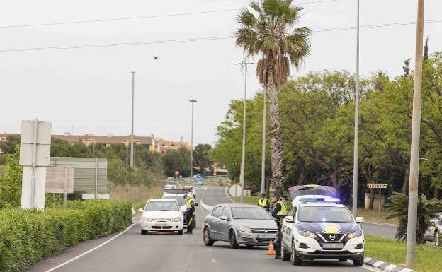 Desmantelan una macro fiesta ilegal con cerca de un centenar de participantes en Picassent