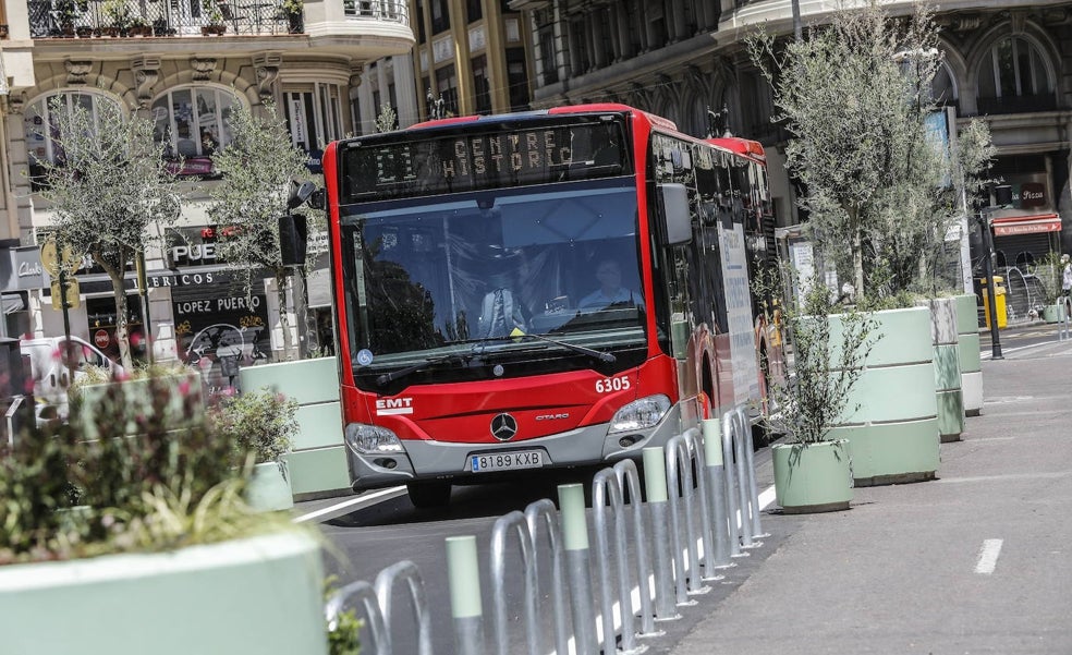 El PSPV choca con Grezzi al querer sacar el carril bus de la plaza del Ayuntamiento