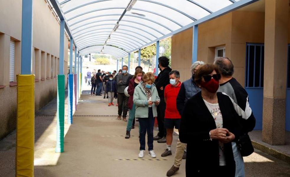 Afluencia masiva a las urnas en día laborable