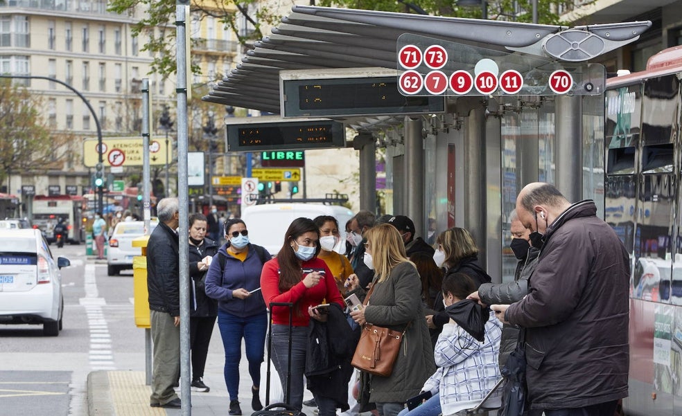 Los comerciantes reclaman revisar todas las líneas de la EMT para decidir su paso por la Plaza