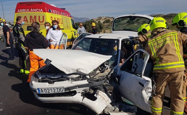 Los bomberos rescatan a un conductor atrapado en su coche tras un accidente de tráfico en la autovía