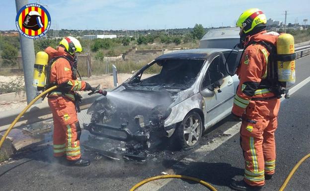 Un vehículo arde en plena Pista de Ademuz