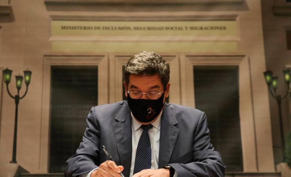 Escrivá dice que las mutuas empezarán a vacunar «de manera inmediata»
