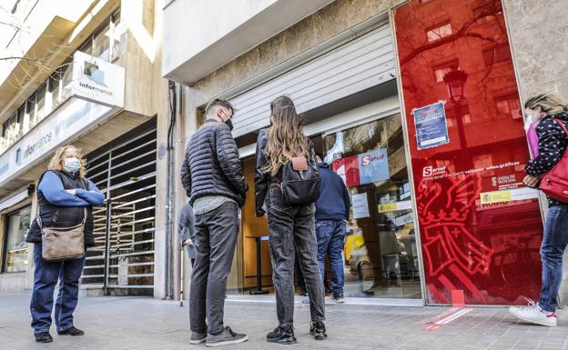 El paro sube en la Comunitat en 389 personas en abril