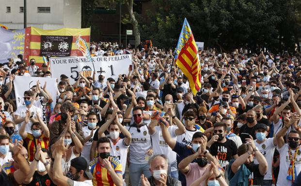 Arranca la manifestación de la afición del Valencia CF contra Murthy y Lim