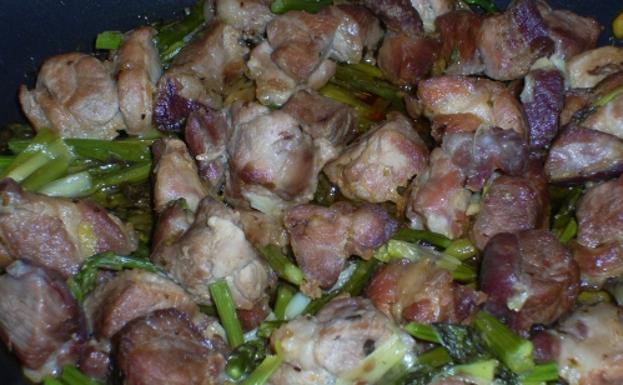 Receta de magro de cerdo con ajetes y espárragos trigueros