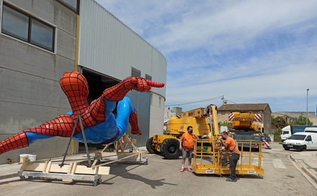 Un Spiderman fallero corona la nave de Pere Baenas en Daimús