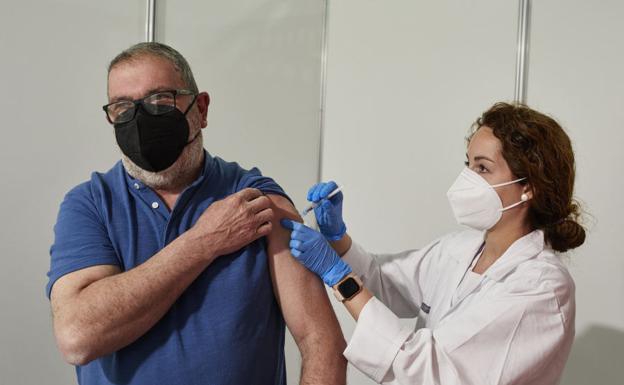 Los trabajadores se podrán vacunar contra el coronavirus en las mutuas