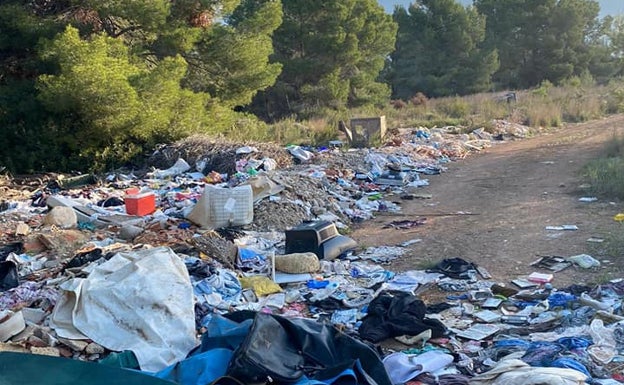 Denuncias en La Nucía por la proliferación de vertidos ilegales cerca de las urbanizaciones