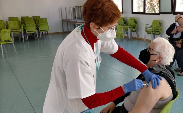 L'Eliana vacuna a sus mayores en la Escuela de Adultos
