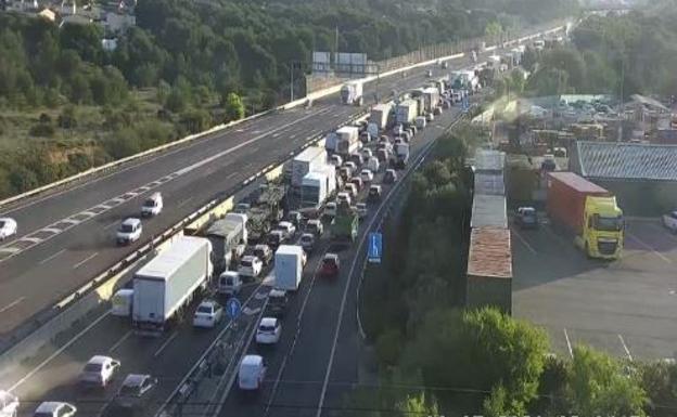 Un vehículo averiado causa más de 10 kilómetros de atasco en la A-7 a la altura de Paterna