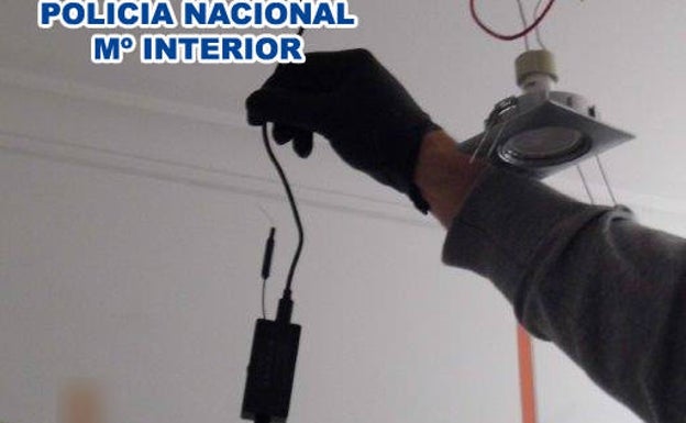 Detenido en Dénia por instalar una minicámara espía en el baño de su vecina