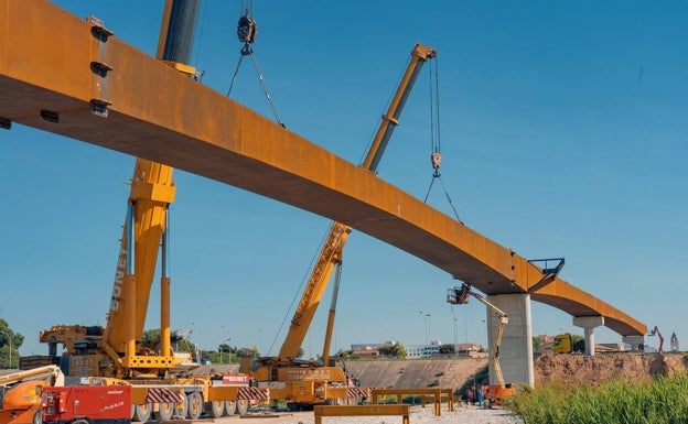 Avanzan las obras de la pasarela ciclopeatonal sobre la V-30 para unir Valencia con l'Horta Sud