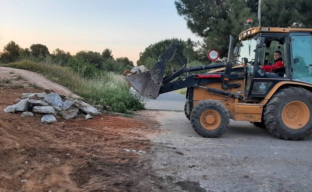 Paterna retira 90 toneladas de residuos de un vertedero ilegal en la partida del Rabosar