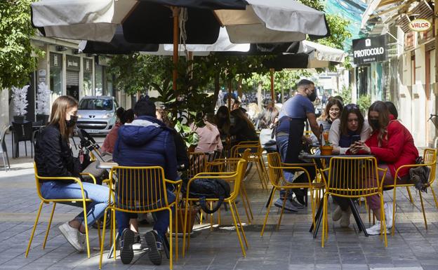 Las reuniones en la calle y en las casas se amplían en la Comunitat tras el estado de alarma