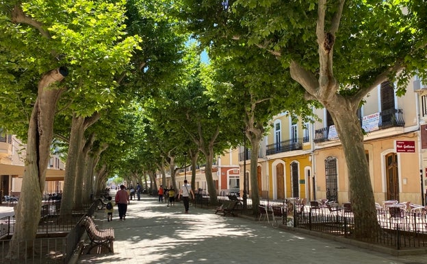 Carcaixent intensifica la vigilancia para acabar con las aglomeraciones de jóvenes en el Passeig