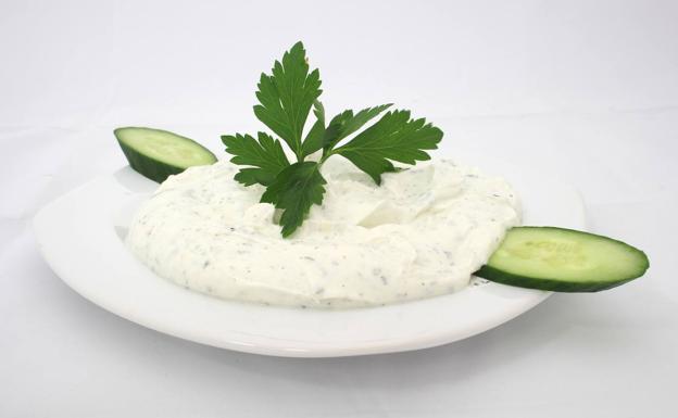 Receta de tzatziki, la salsa griega fácil, saludable y que «combina» con todo