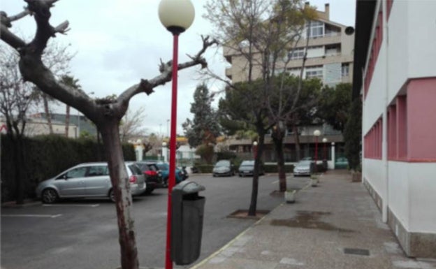 Padres y madres de un colegio de Godella proponen eliminar el aparcamiento en el interior de los centros