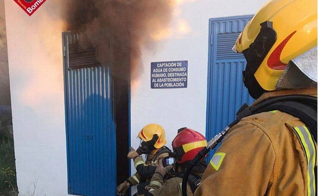 Arde un transformador de luz en Muro de Alcoy