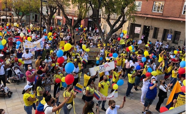 Medio millar de colombianos protesta en Dénia por la represión en su país