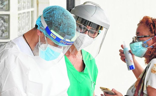 Sanidad reduce el recorte de refuerzos pero no contenta a médicos y enfermeros