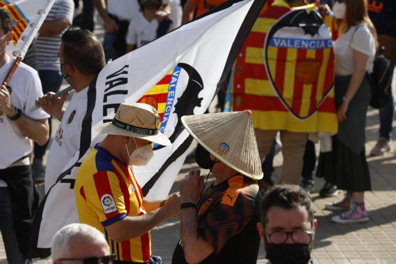 Manifestación de la afición del Valencia CF contra Lim