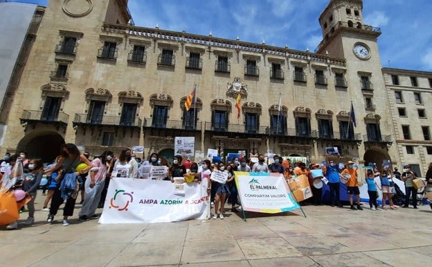 Las AMPAS de Alicante protestan para exigir al Ayuntamiento que licite los proyectos pendientes del plan Edificant