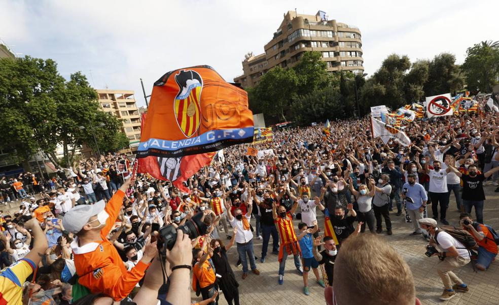 Los vídeos de la manifestación de la afición del Valencia CF: «Ni Lim, ni príncipes ni amos»