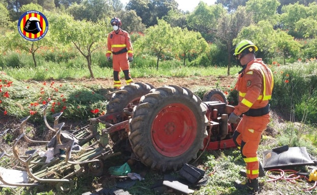 Los bomberos rescatan a un tractorista que quedó atrapado bajo su vehículo en una aldea de Requena