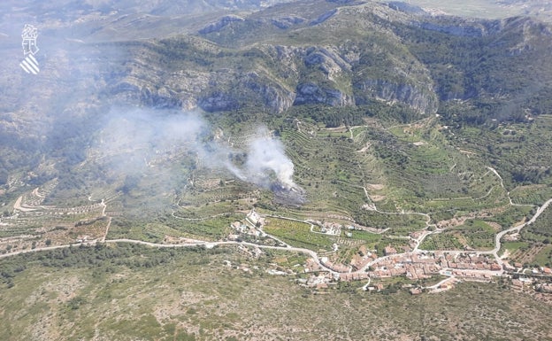 Los bomberos luchan para sofocar un incendio en Alcalalí provocado por una quema descontrolada