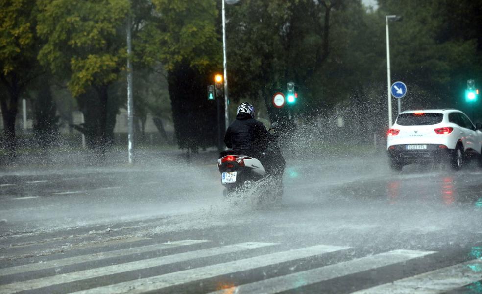 Las tormentas dejan precipitaciones de hasta 35 litros y granizo en Valencia