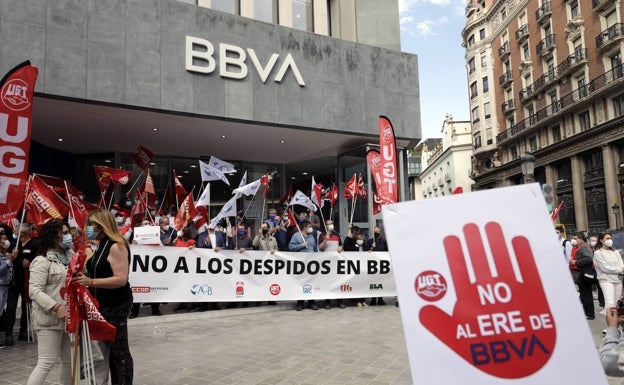 Trabajadores de BBVA protestan en Valencia contra el ERE