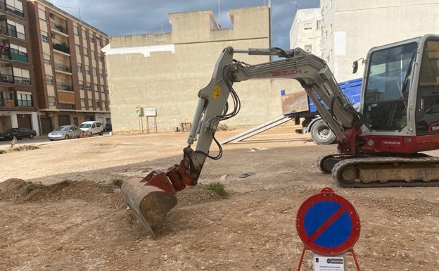 Carlet mejora la seguridad de dos solares que se usan como aparcamiento