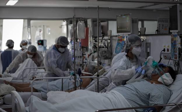 Pacientes de Covid-19 en una UCI./EFE