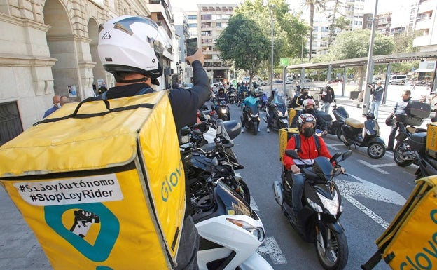 Medio centenar de 'riders' se manifiestan en Alicante contra la nueva Ley del Gobierno que obliga a las plataformas a contratarles